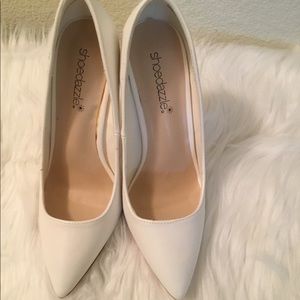 White pumps (new)